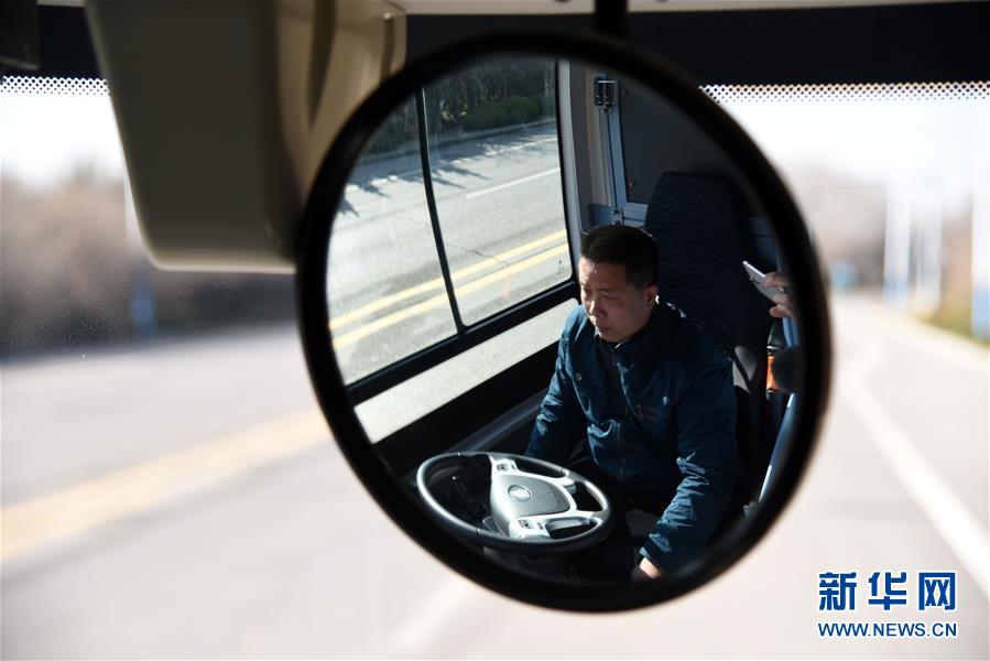 1月22日，测试人员在驾驶位查看行驶中的无人驾驶汽车。新华社记者 王凯 摄