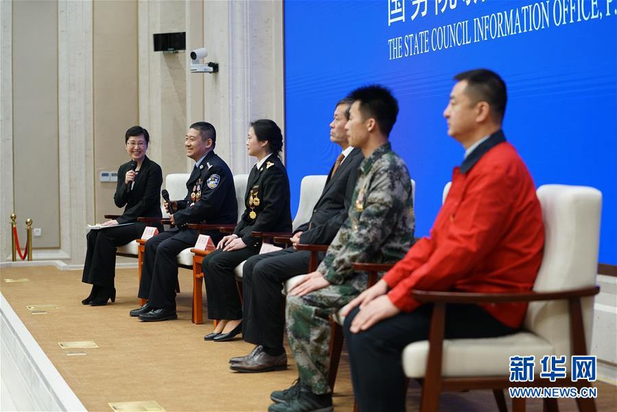 1月22日，国务院新闻办公室在北京举行中外记者见面会，请5位“最美退役军人”代表围绕“退役不褪色，建功新时代”与中外记者见面交流。 新华社记者 殷刚 摄