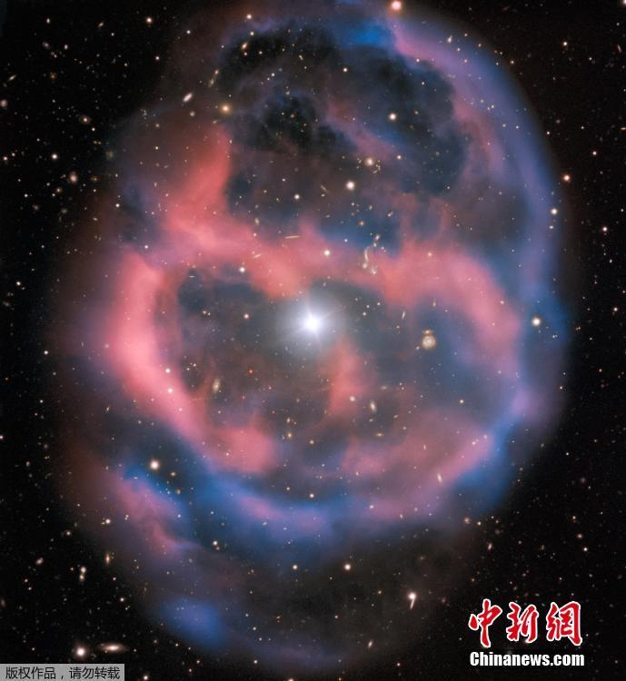 当地时间1月21日，欧洲南方天文台(ESO)公布了行星状星云ESO 577-24的清晰照片。该照片捕捉到了其中明亮的中央恒星Abell 36、周围的行星状星云以及闪闪发亮的背景星系。 图片来源：中新网