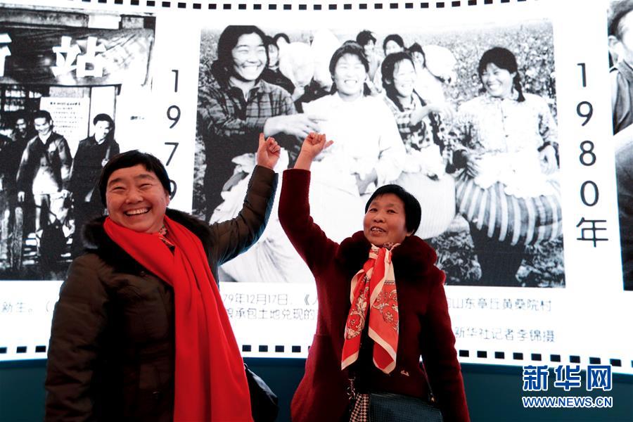 在北京中国国家博物馆，“棉花姑娘”李爱荣（左）和李爱找到自己当年的照片后非常开心（2018年12月24日摄）。<br/>

　　在中国国家博物馆举行的“伟大的变革——庆祝改革开放40周年大型展览”上，来自山东济南的“棉花姑娘”李爱荣和李爱，在“新华社与您一起穿越时空”的历史照片前，回顾往事、畅谈变化。 40年过去了，如今的“棉花姑娘”李爱荣已从人民教师岗位光荣退休，李英在济南忙着经营装饰材料生意，日子过得红红火火。<br/>

　　新华社记者 潘旭 摄