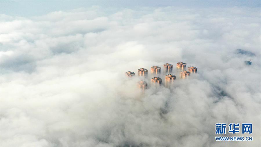 这是1月22日拍摄的贵州省铜仁市万山区平流雾景观（无人机拍摄）。<br/>

　　当日，铜仁市万山区上空出现平流雾景观，建筑物、山峦在雾气中若隐若现。 新华社发（伍卫东 摄）