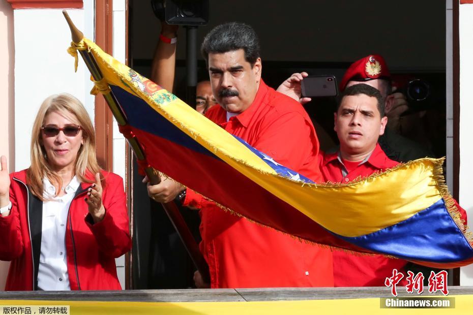 据外媒报道，23日，委内瑞拉反对党派在首都加拉加斯发起大规模游行，反对党领袖、委内瑞拉议会主席瓜伊多宣称为该国“临时总统”。 图片来源：中新网