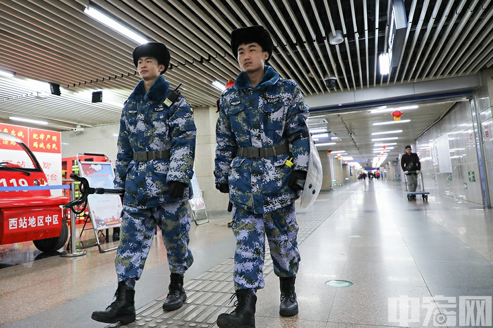 【安保人员】1月25日，西站地区安保人员在站内巡逻。中宏网记者 康书源 摄