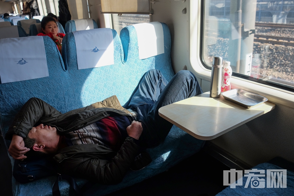 这位旅客趁旁边的座位没人，将硬座秒变“硬卧”。 中宏网记者 康书源 摄