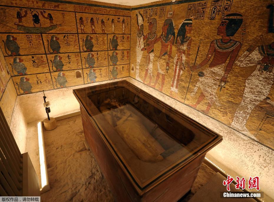 当地时间2019年1月31日，埃及卢克索的帝王谷，游客参观经过修复的图坦卡蒙墓穴。图坦卡蒙墓穴是世界上最著名的考古遗迹之一，在经过长达10年的修复后，已重新对外开放。 图片来源：中新网