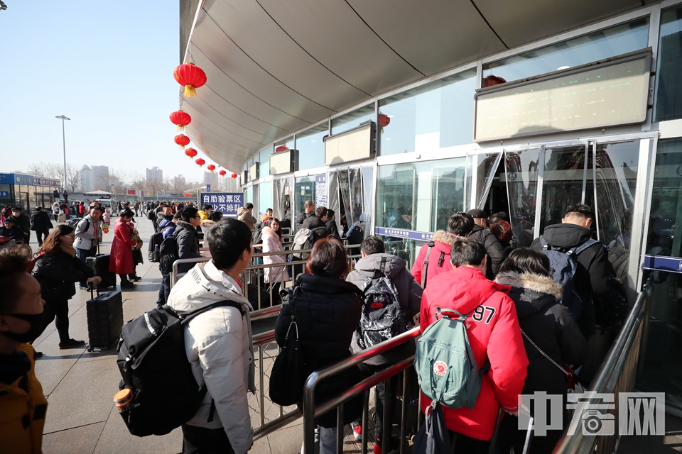 北京西站南广场外等待进站的旅客。 中宏网记者 富宇 摄