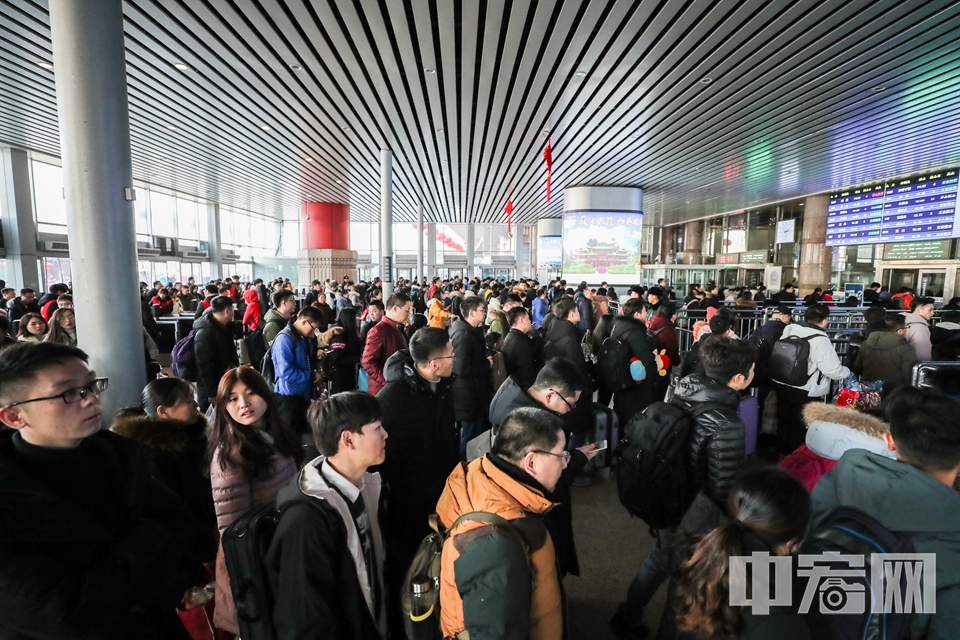北京西站内等待进站的旅客。 中宏网记者 富宇 摄