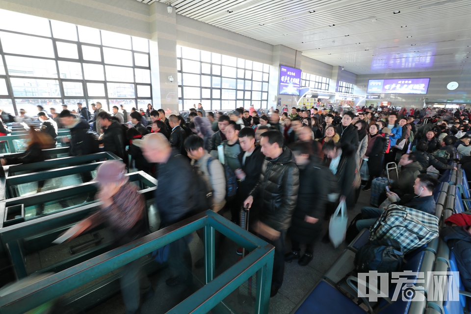北京西站候车室内等待乘车的旅客。 中宏网记者 富宇 摄