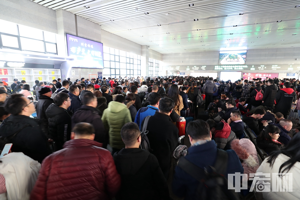 北京西站候车室内等待乘车的旅客。 中宏网记者 富宇 摄
