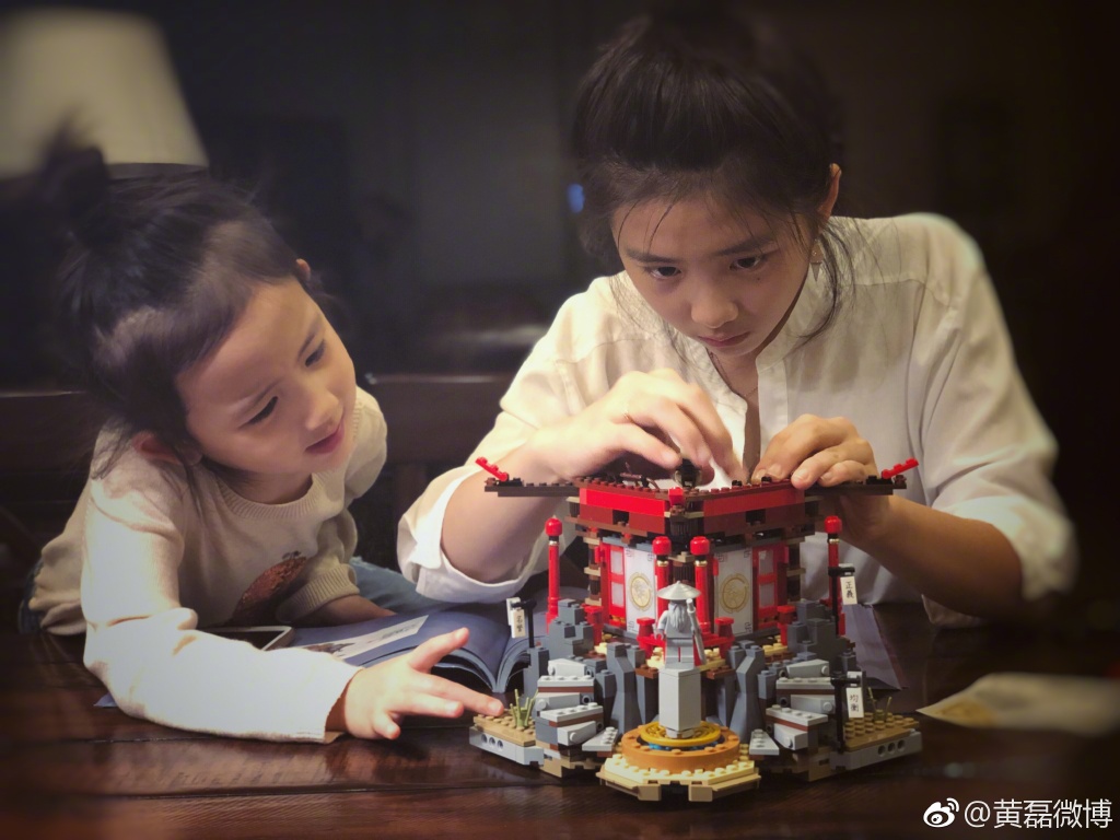 另一组照片中，黄磊两个女儿则在专心地拼着乐高模型。