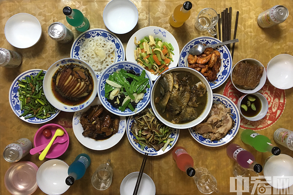 丰盛的年夜饭是对家人和自己一年来的犒劳。 中宏网记者 康书源 摄