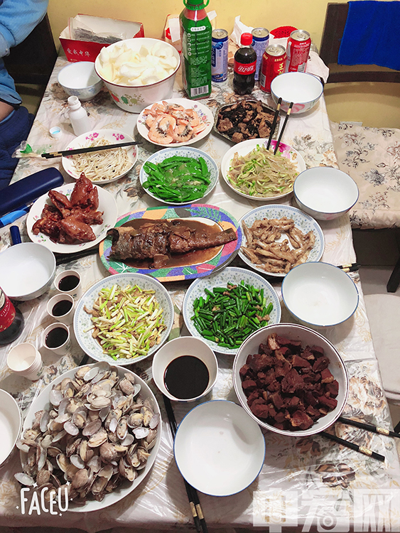 北京的年夜饭，家家的桌上都能见到象征“年年有余”的鱼。 张麟 摄