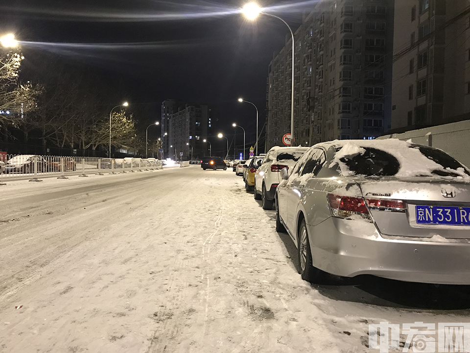 大年初二，北京迎来了今冬第一场肉眼清晰可见的降雪，网友们纷纷在社交平台晒出雪景。  胡潇予 摄