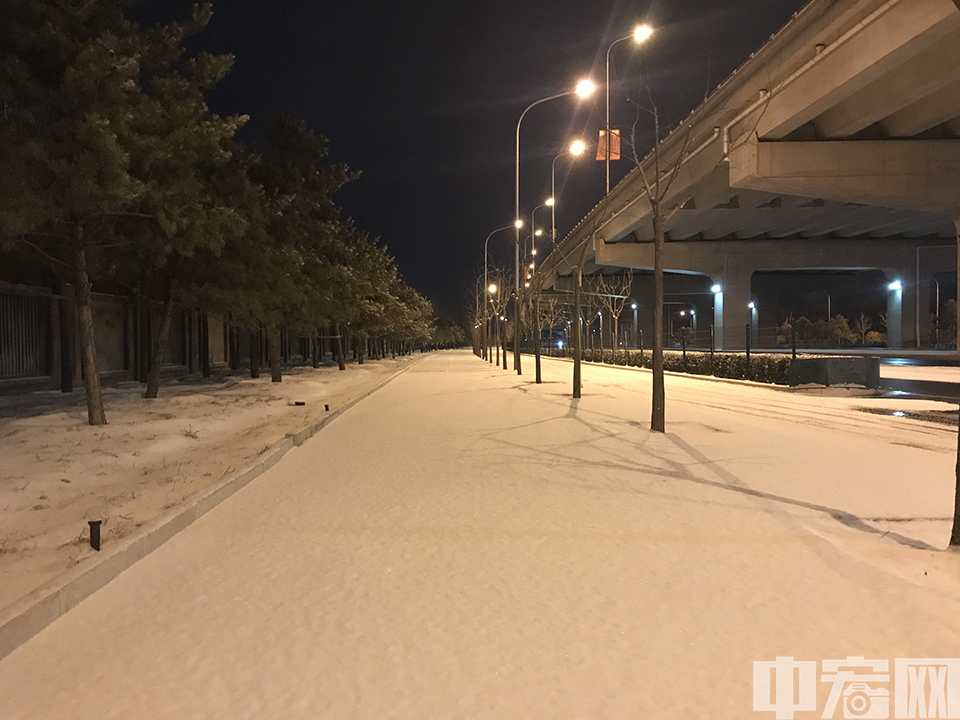 大年初二，北京迎来了今冬第一场肉眼清晰可见的降雪，网友们纷纷在社交平台晒出雪景。图为北京通州区。 胡潇予 摄