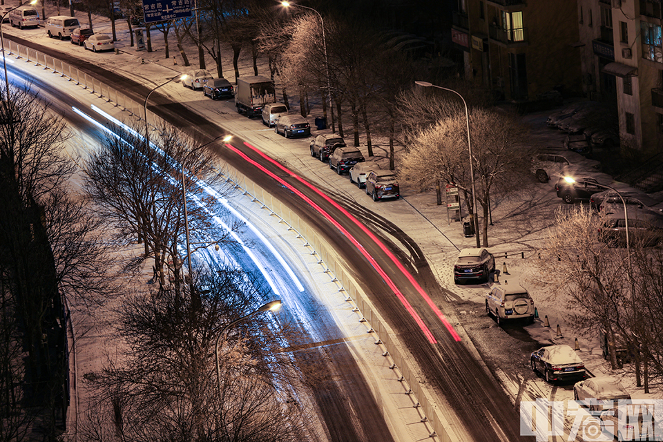 中宏网2月6日电（记者 富宇）大年初二，北京迎来了今冬第一场肉眼清晰可见的降雪，网友们纷纷在社交平台晒出雪景。图为北京通州区。 桑浥 摄