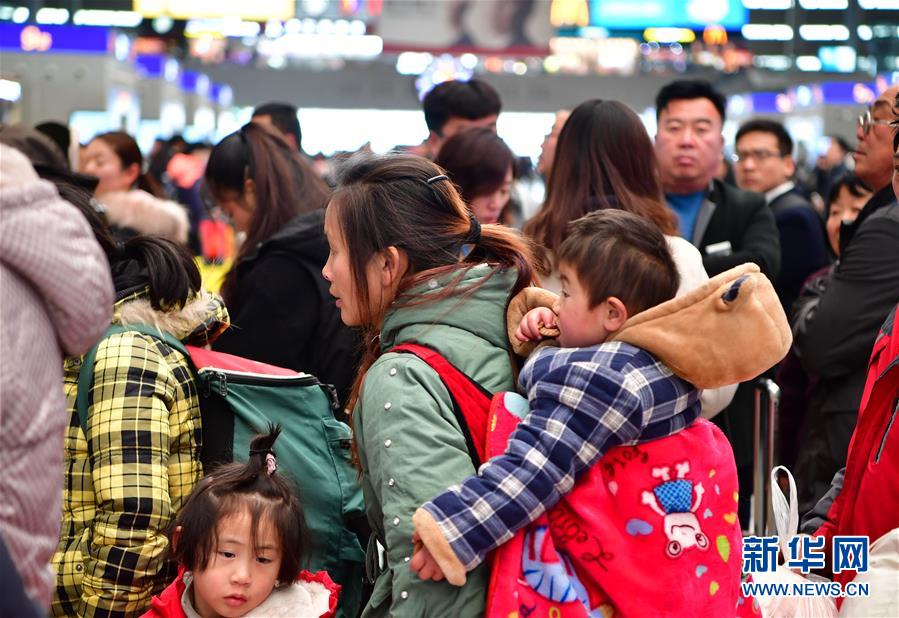 2月10日，旅客在郑州东站候车厅等待乘车。 当日是农历正月初六，多地迎来返程客流高峰。 新华社记者冯大鹏摄
