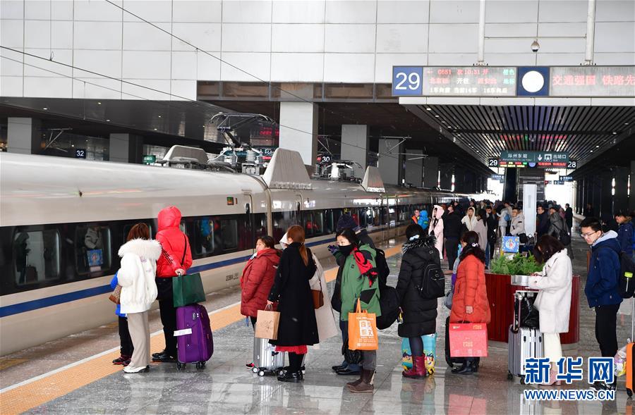 2月10日，旅客在郑州东站站台等待乘车。 当日是农历正月初六，多地迎来返程客流高峰。 新华社记者冯大鹏摄