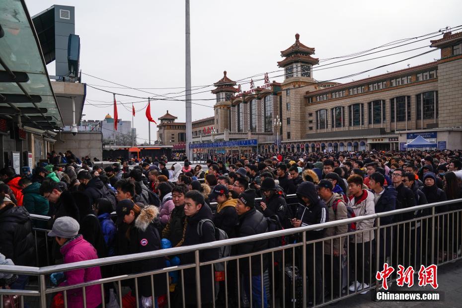 图为旅客们在北京站前排队进入地铁。中新社记者 崔楠 摄