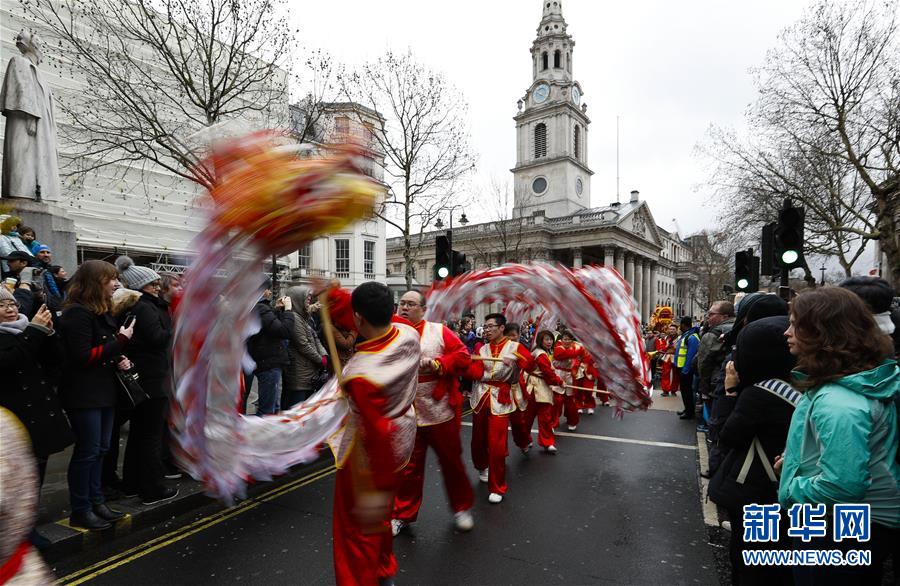 2月10日，在英国伦敦，人们在新春巡游中表演舞龙。 当日，伦敦举行新春巡游，舞龙、舞狮表演队等从特拉法加广场出发，一路行进至中国城，沿途与观众互动，共同庆祝中国农历新年。 新华社记者韩岩摄