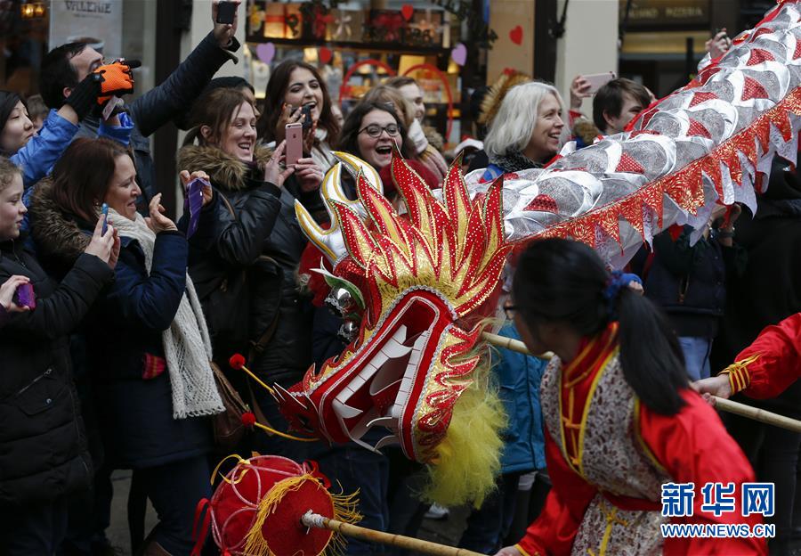 2月10日，在英国伦敦，人们在新春巡游中表演舞龙。 当日，伦敦举行新春巡游，舞龙、舞狮表演队等从特拉法加广场出发，一路行进至中国城，沿途与观众互动，共同庆祝中国农历新年。 新华社记者韩岩摄