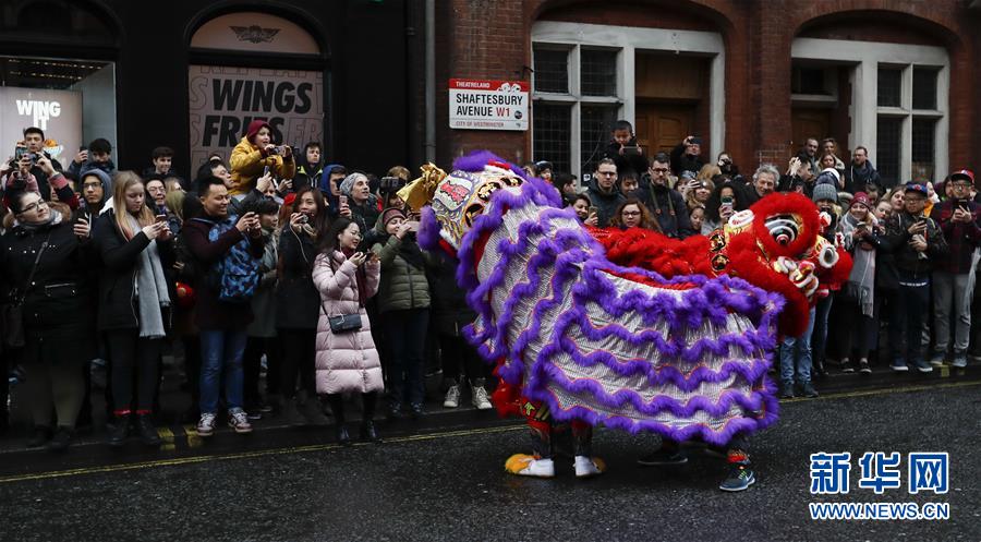2月10日，在英国伦敦，人们在新春巡游中表演舞狮。 当日，伦敦举行新春巡游，舞龙、舞狮表演队等从特拉法加广场出发，一路行进至中国城，沿途与观众互动，共同庆祝中国农历新年。 新华社记者韩岩摄