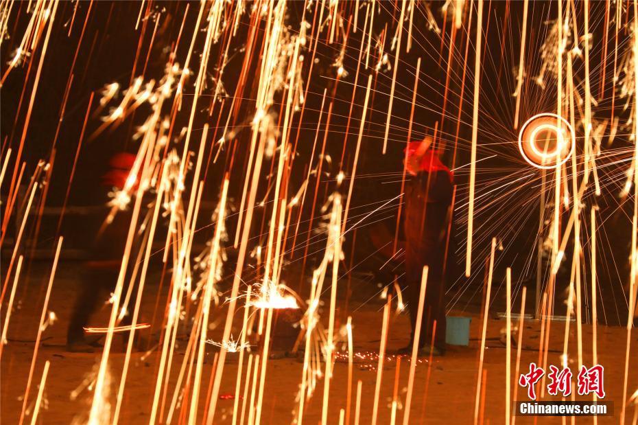据悉，本届开封万岁山春节庙会将持续至正月十六，庙会期间每晚将有 2场打铁花表演。 韩章云 摄 图片来源：中新网