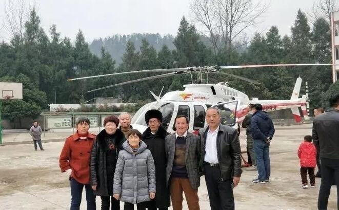 图为乡亲们和郑某的直升机一起合影留恋。