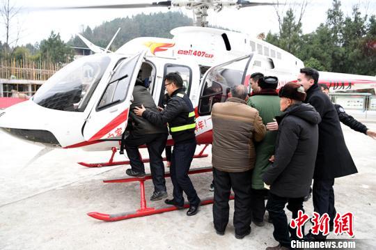 郑先生专程租用一架大型直升机回乡，让那些在偏远山区、从没乘坐过飞机的乡亲们观光飞行3天。 图片来源：中新网