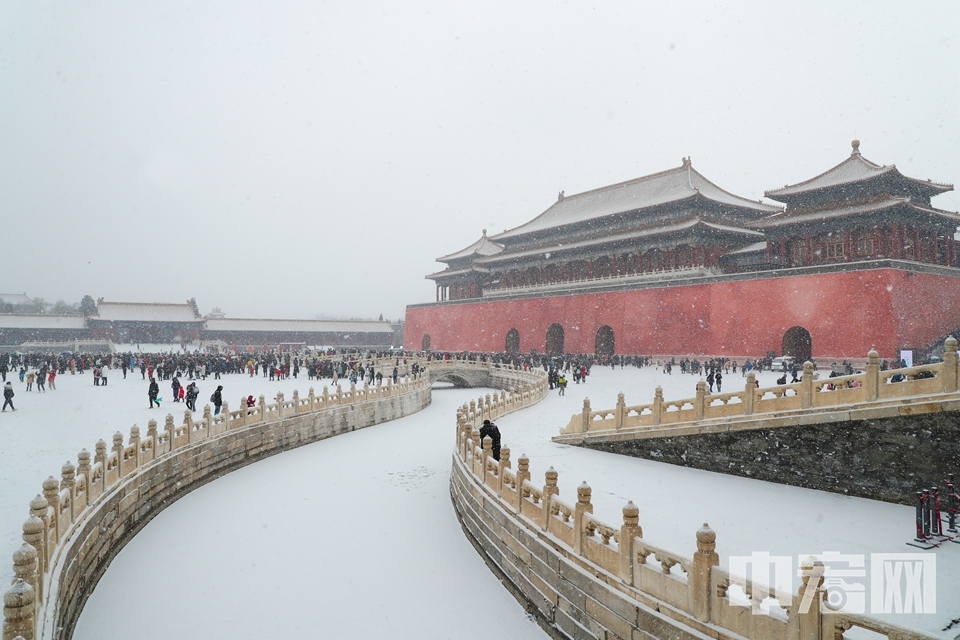 中宏网北京2月12日电（记者 富宇 康书源）今天，北京的天空，洋洋洒洒的飘起了雪花。往日里庄严大气的故宫被披上一层白纱，多了几分典雅柔和。下面，就跟随我们的镜头，走进这座雪后的皇城吧。 中宏网记者 康书源 摄
