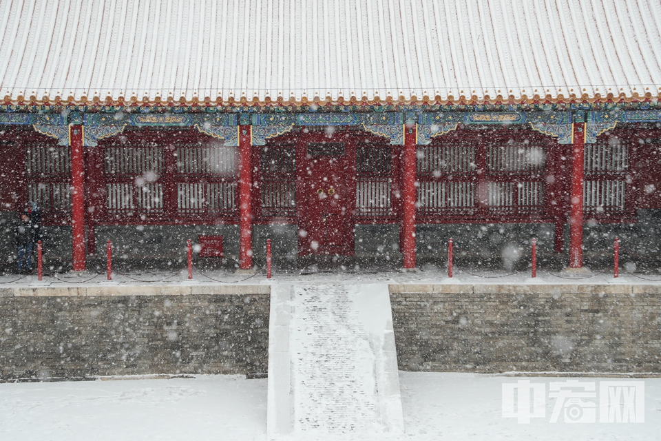 当故宫遇上雪，便惊艳了北京城。 中宏网记者 康书源 摄