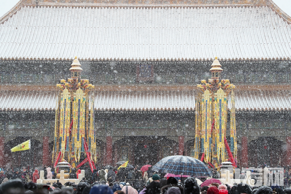 万寿灯在雪中矗立。 中宏网记者 康书源 摄