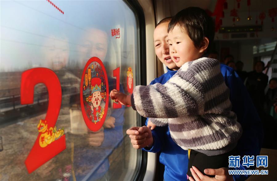 2月4日，乘客在江苏泰州开往黑龙江哈尔滨的Z157次列车上观看窗花。<br/>

　　记者从中国铁路总公司获悉，铁路春节假期7天发送旅客6030万人次。<br/>

　　新华社记者 李雨泽 摄