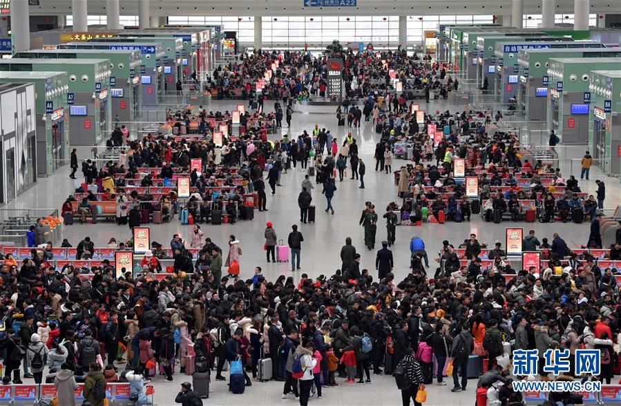 2月10日，旅客在南昌火车西客站候车。新华社记者彭昭之 摄
