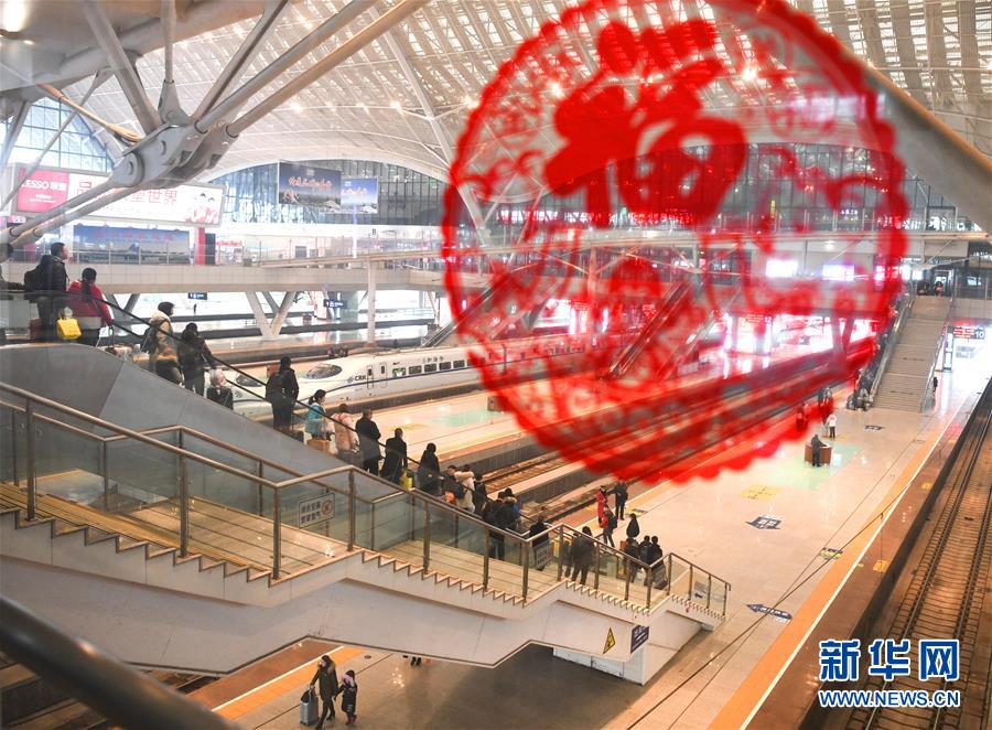 2月10日，旅客有序进入武汉站乘车。 新华社记者程敏 摄