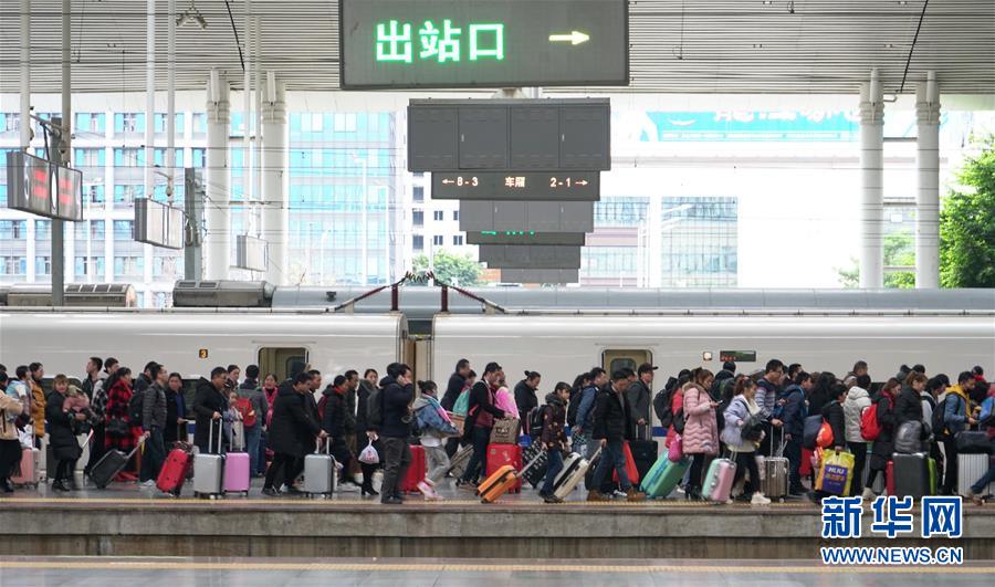 2月10日，乘坐D6503次列车的旅客到达福州站。新华社记者林善传 摄
