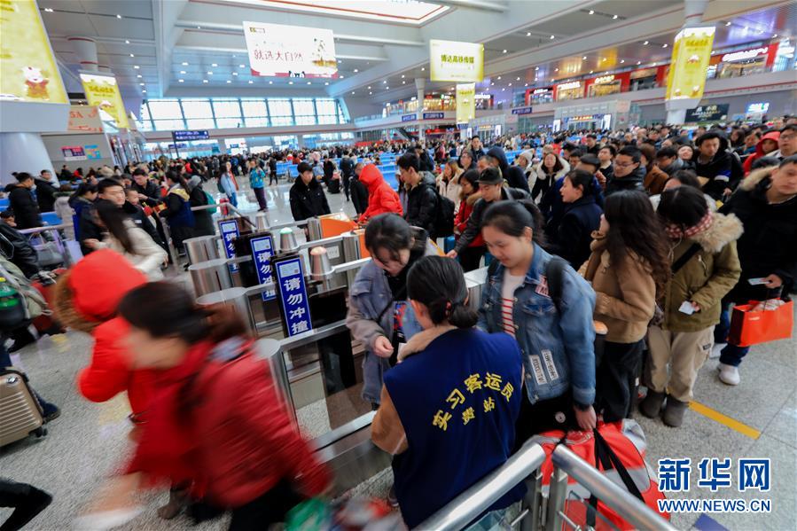2月10日，旅客在贵阳北站检票上车。新华社记者刘续 摄