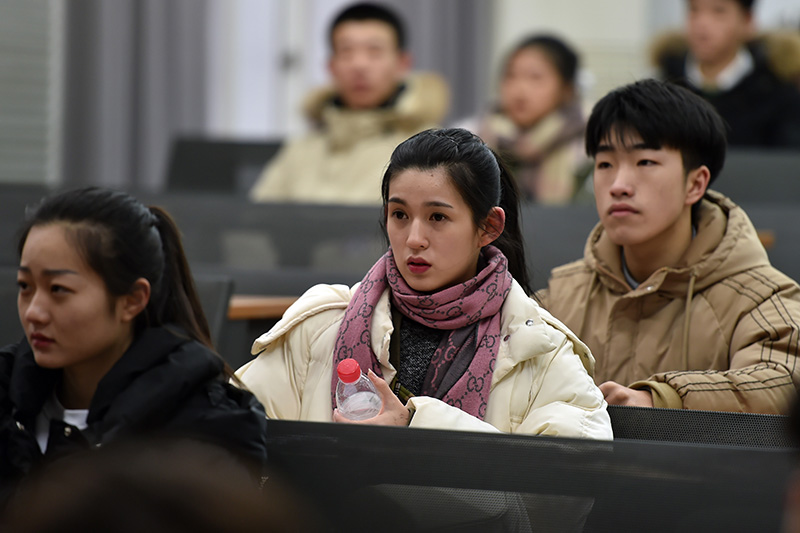 2月12日上午，中央戏剧学院2019年本科生专业考试在北京零下三度的严寒中拉开了帷幕，天空飘荡的雪花丝毫没有影响到热情的考生们，他们在寒冷的冬日共同上演了一首“雪中曲”。 翁奇羽 摄