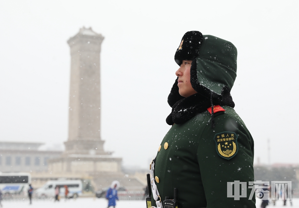 雪中矗立的武警战士。 中宏网记者 富宇 摄