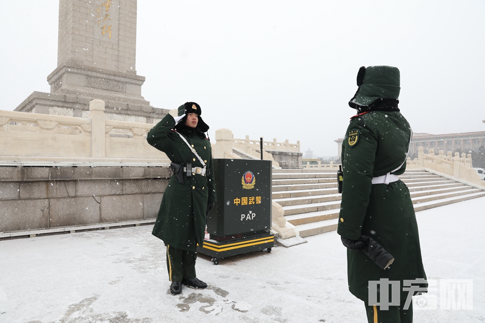 在人民英雄纪念碑前执勤的武警战士。 中宏网记者 富宇 摄