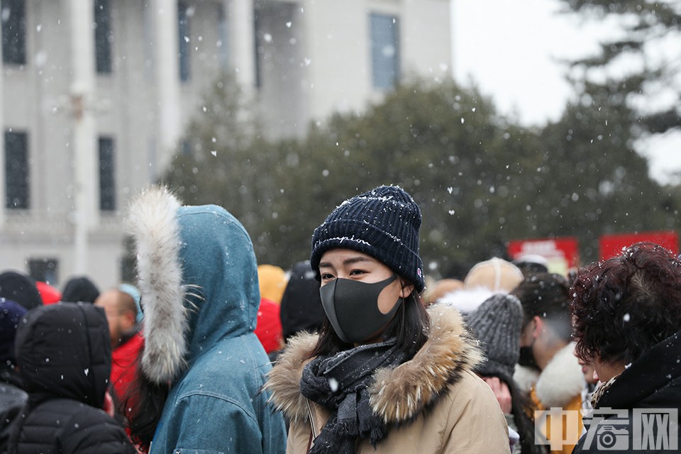 国家博物馆前，一名“全副武装”的游客冒雪排队等待进场。中宏网记者 富宇 摄