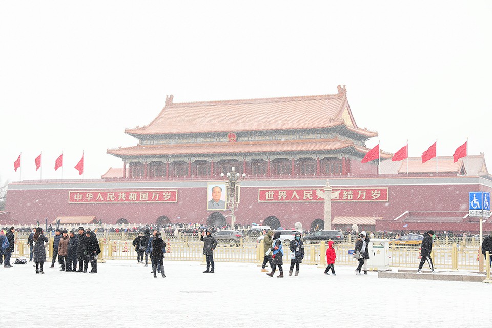 中宏网2月13日电（记者 富宇 康书源）昨天，一场小雪翩然而至，这是继2月6日出现初雪以来，今冬北京迎来的第二场降雪。这次降雪过程中城区大范围都看见了漫天飞舞的白雪，鹅毛大雪的画面瞬间引爆了全北京的赏雪热情。天安门地区也披上了银装。图为游客们冒雪参观天安门广场。中宏网记者 富宇 摄