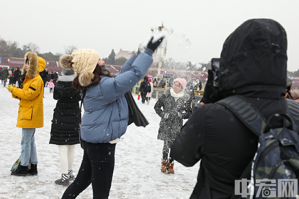 一名游客抛起雪来拍照。中宏网记者 富宇 摄