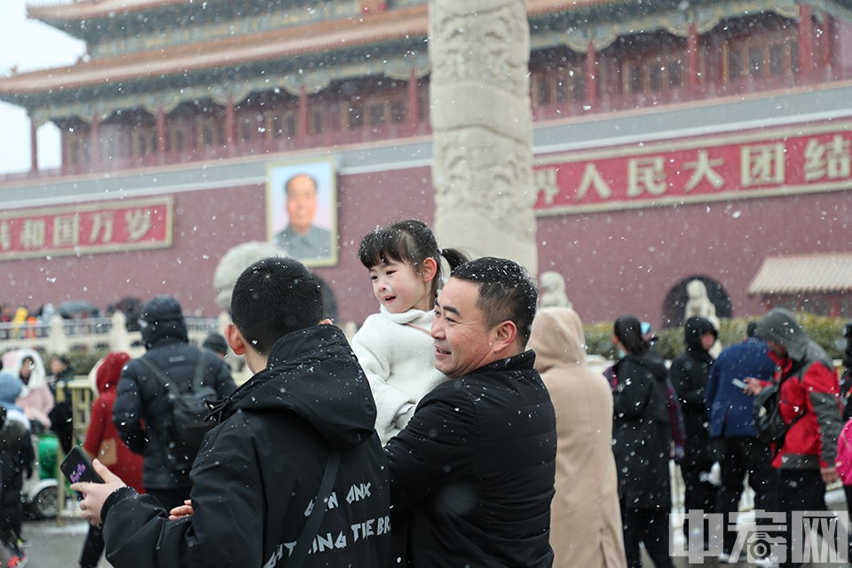 雪中游客。中宏网记者 康书源 摄
