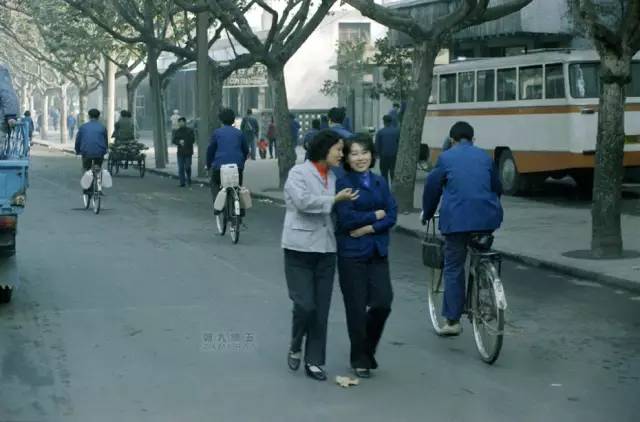 【杭州】从上海到杭州，如今坐高铁不到一个小时，那时还只有火车。唐纳德夫妇花了半天的逛景。那会儿杭州的大街上车辆还很少，随意走在马路上，有着令人怀念的闲适与舒服。