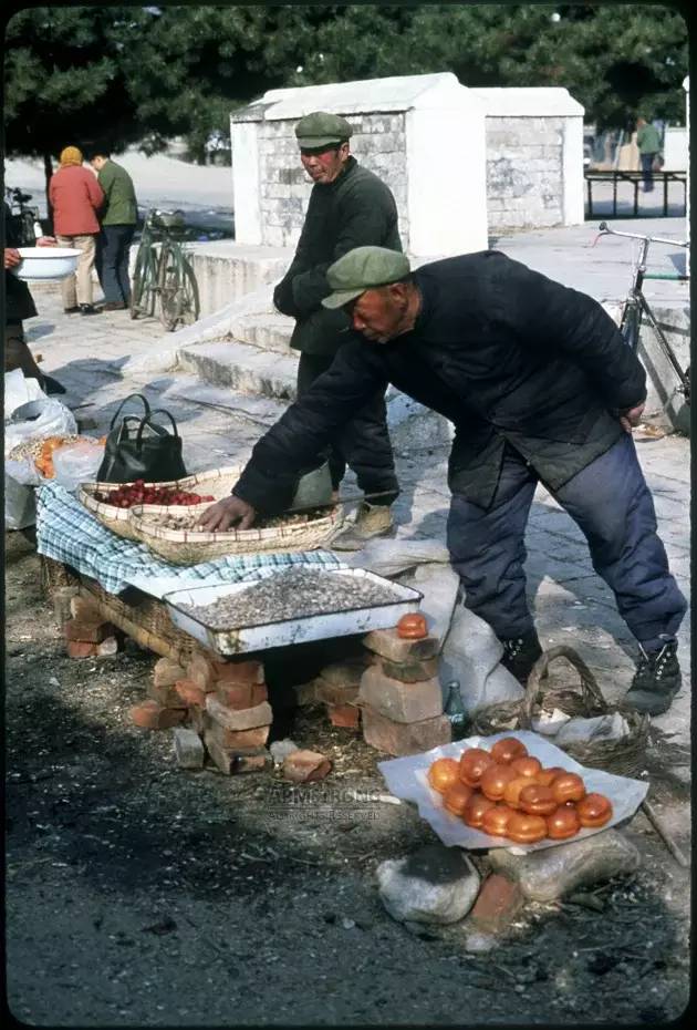 路边小贩头上也少不了，瓜子花生冻柿子，北京冬天街头小吃一览。