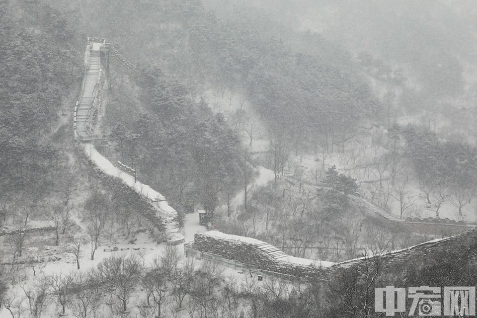 北京继2月6日迎来初雪之后，12日降下今冬第二场雪，今天现入冬以来的最强降雪，这也是10天内北京的第三场雪，水长城银装素裹变身“雪长城”美不胜收，宛如童话世界。中宏网记者 康书源 摄