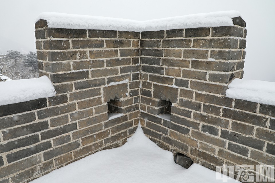 北京继2月6日迎来初雪之后，12日降下今冬第二场雪，今天现入冬以来的最强降雪，这也是10天内北京的第三场雪，水长城银装素裹变身“雪长城”美不胜收，宛如童话世界。中宏网记者 康书源 摄