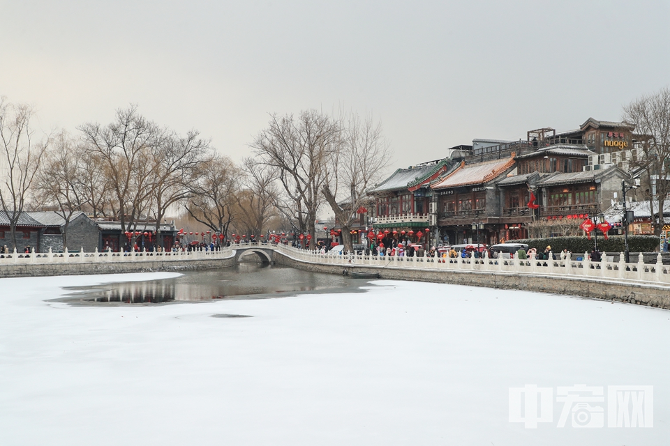 中宏网北京2月15日电（记者 富宇）2月14日，北京再次迎来降雪，民众纷纷出门赏雪，或是在网络上晒照看雪。在北海公园和什刹海地区，降雪装点了平日里就格外迷人的古都，现出别样的景色。图为雪后什刹海。