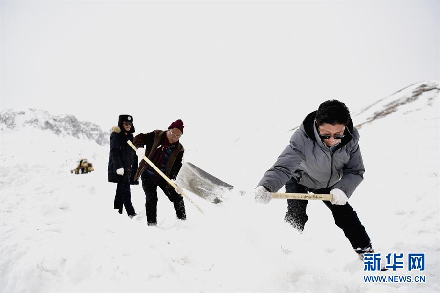 2月14日，杂多县扎青乡群众在乡道除雪。  新华社发（张龙 摄）