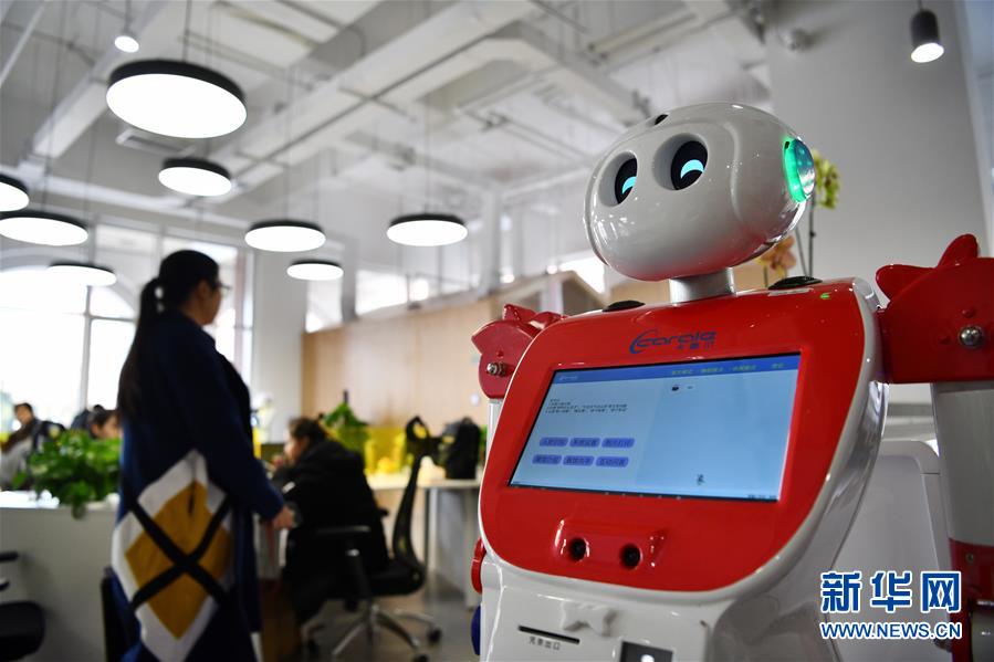 这是1月29日在天津滨海-中关村科技园拍摄的天津卡雷尔机器人有限公司研发的智能机器人。 新华社记者 李然 摄